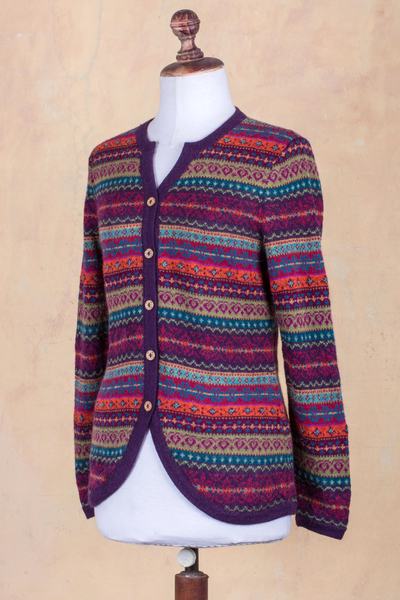 strickjacke aus 100 % Alpaka, „Andean Weave in Aubergine“ – Strickjacke aus 100 % Alpaka mit Auberginen-Blumenmotiven aus Peru