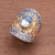 Blauer Topas-Einzelsteinring mit Goldakzent - Ring aus 4,5 Karat Gold mit blauem Topas und einem einzelnen Stein