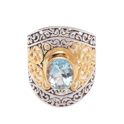 Blauer Topas-Einzelsteinring mit Goldakzent - Ring aus 4,5 Karat Gold mit blauem Topas und einem einzelnen Stein