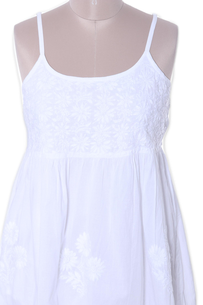 Sommerkleid aus Baumwolle, „Breezy Summer“ – Trägerkleid aus weißer Baumwolle mit Chikankari-Stickerei aus Indien