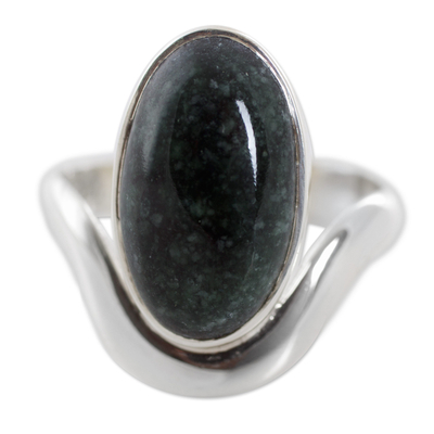 Jade-Cocktailring, „Geheimnis der Erde“ – dunkelgrüne Jade auf handgefertigtem Ring aus Sterlingsilber