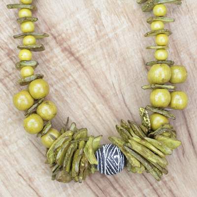 Statement-Halskette mit Holz- und Kokosnussschalenperlen - Gelbe Statement-Halskette aus Seseholz und Kokosnussschale