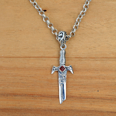 Halskette mit Granatanhänger für Herren - Handgefertigte Herren-Halskette mit Friedensthema aus Silber und Granat