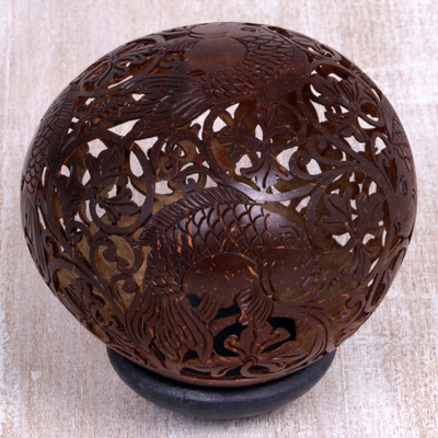 Escultura de cáscara de coco, 'Pez juguetón' - Escultura de cáscara de coco tallada a mano con base de madera