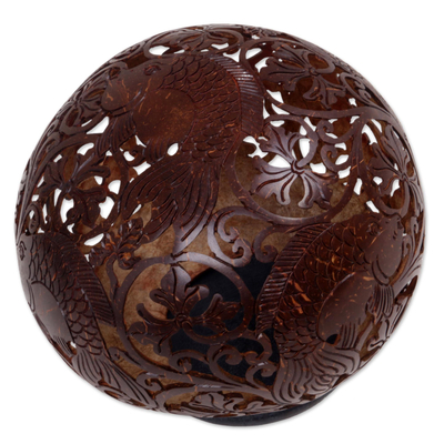 Escultura de cáscara de coco, 'Pez juguetón' - Escultura de cáscara de coco tallada a mano con base de madera