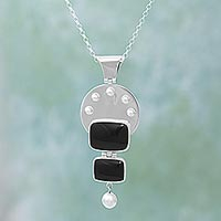 Collar con colgante de obsidiana, 'Luna de obsidiana' - Collar con colgante de obsidiana de plata 950 de México