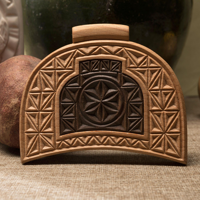 Acento decorativo de pared de madera. - Amuleto de madera armenia tallada a mano y acento para el hogar