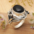 Onyx-Blumenring - Floraler Damen-Cocktailring aus Sterlingsilber und Onyx