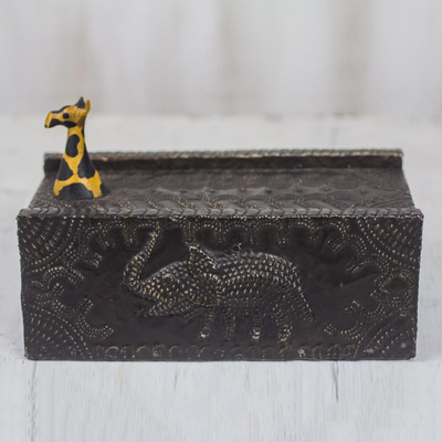 Caja de joyería de madera, 'Jirafa orgullosa' - Caja de joyería de madera tallada a mano