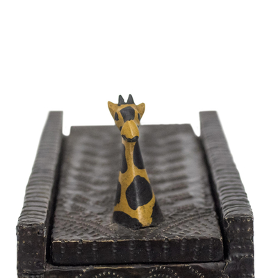 Holz-Schmuckschatulle, „Stolze Giraffe“ – handgeschnitzte Holz-Schmuckschatulle