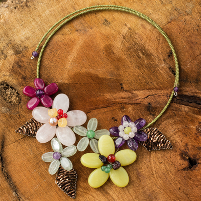 Halskette mit Amethyst- und Quarzblüten - Kunsthandwerklich gefertigte Blumenhalskette mit mehreren Edelsteinen