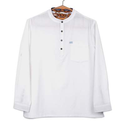 Herrenhemd aus Baumwollmischung, „Casual Man in White“ – Herrenhemd aus Baumwollmischung im Henley-Stil in Weiß aus Indien