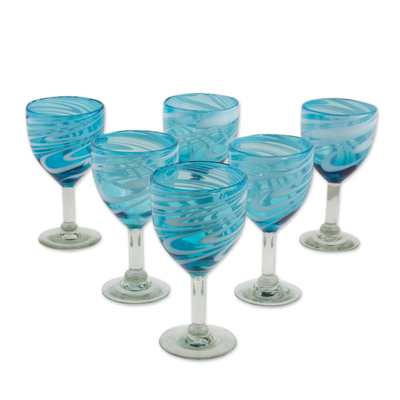 Weingläser aus mundgeblasenem Glas, „Whirling Aquamarine“ (6er-Set) – 6 mundgeblasene Weingläser in Aqua und Weiß aus Mexiko