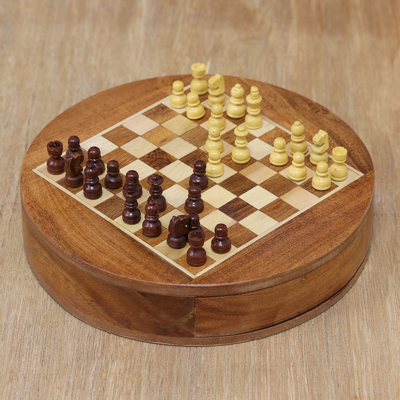 Juego de ajedrez de madera, 'Brain Power' - Juego de ajedrez de madera de Acacia y Haldu de la India