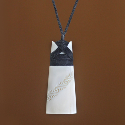 Halskette mit Anhänger - Handgeschnitzte Knochenanhänger-Halskette mit schwarzen Kordeln