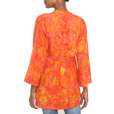 Rayon-Batik-Tunika - Handgefertigte Tunika aus orangefarbenem Batik-Rayon mit V-Ausschnitt und Blumenmuster