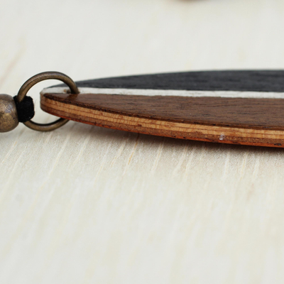 Herren-Halskette mit Holzanhänger, „Surf's Up“ – Herren-Halskette mit braunem Holzanhänger aus Brasilien