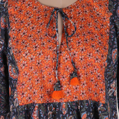 Bedrucktes Babydoll-Kleid aus Baumwolle - Kurzes Babydoll-Kleid aus Baumwolle mit Siebdruck und Blumenmuster aus Indien