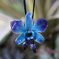 Collar largo natural de orquídeas y sodalita, 'Azul Medianoche' - Collar Lariat de Flores Naturales