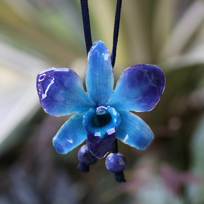 Lange Halskette aus natürlichen Orchideen und Sodalith, „Midnight Blue“ – Lariat-Halskette mit natürlichen Blumen