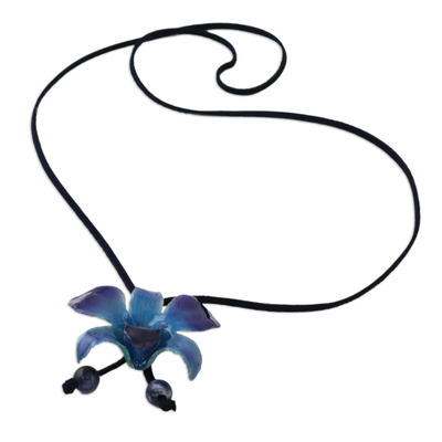 Lange Halskette aus natürlichen Orchideen und Sodalith, „Midnight Blue“ – Lariat-Halskette mit natürlichen Blumen