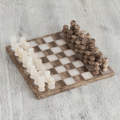 Schachspiel aus Onyx und Marmor, „Braun und Elfenbein“ – Schachspiel aus Onyx und Marmor, hergestellt in Mexiko