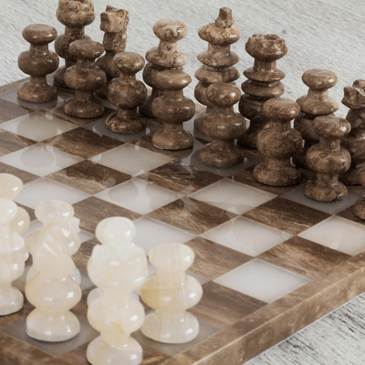 Schachspiel aus Onyx und Marmor, „Braun und Elfenbein“ – Schachspiel aus Onyx und Marmor, hergestellt in Mexiko