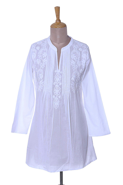 Bestickte lange Tunika aus Baumwolle, „White Blooms“ – langärmlige weiße Bluse mit Blumenmuster, handbestickt in Indien