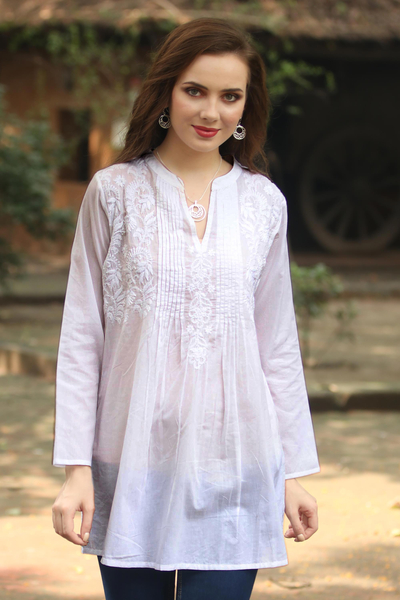 Bestickte lange Tunika aus Baumwolle, „White Blooms“ – langärmlige weiße Bluse mit Blumenmuster, handbestickt in Indien