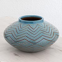 Jarrón decorativo de cerámica, 'Blue Zigzag' - Jarrón decorativo de cerámica azul artesanal hecho a mano de Nicaragua