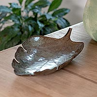 Dekoratives Tablett aus recycelten Ölfässern, „Jungle Leaf“ – dekoratives Tablett mit Blattmotiv