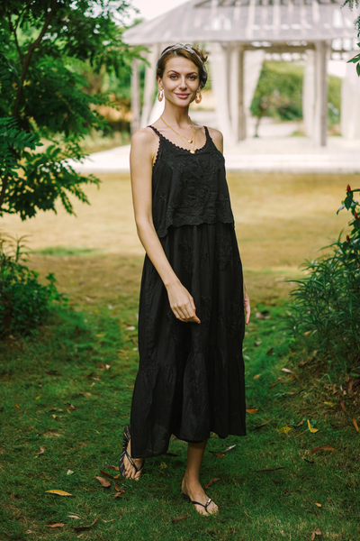 Besticktes Baumwoll-Sommerkleid, „Summer Paisley in Black“ – handbesticktes ärmelloses Baumwoll-Sommerkleid aus Indien