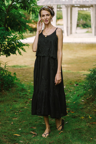 Besticktes Baumwoll-Sommerkleid, „Summer Paisley in Black“ – handbesticktes ärmelloses Baumwoll-Sommerkleid aus Indien