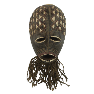 Afrikanische Holzmaske, „Protective Dan“ – handgeschnitzte westafrikanische Wandmaske aus Sese-Holz und Jute