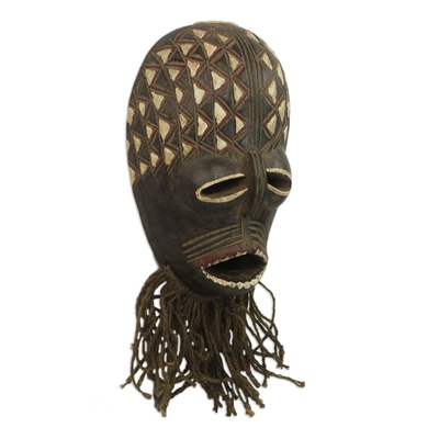 Afrikanische Holzmaske, „Protective Dan“ – handgeschnitzte westafrikanische Wandmaske aus Sese-Holz und Jute