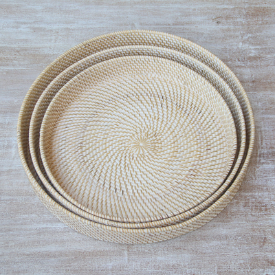 Nistschalen aus Aßgras und Bambus, 'Lombok Spirals' (3er-Set) - Drei Tabletts aus Aßgras und Bambus aus Indonesien