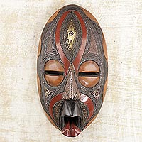 Máscara africana de aluminio y madera chapada en latón, 'Unión personal' - Máscara africana de latón de aluminio de madera tallada a mano de Ghana