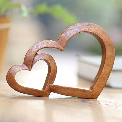 Escultura en madera - Escultura de corazones conectados de color marrón indonesio hecha a mano en madera