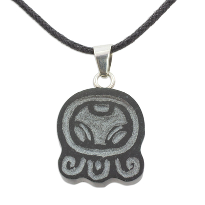 Halskette mit Jade-Anhänger - Halskette aus Nahual-Baumwolle mit Jade-Anhänger