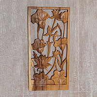 Panel de relieve de madera, 'Lily Window' - Panel de pared de madera de suar tallado a mano de lirio y loto de Bali