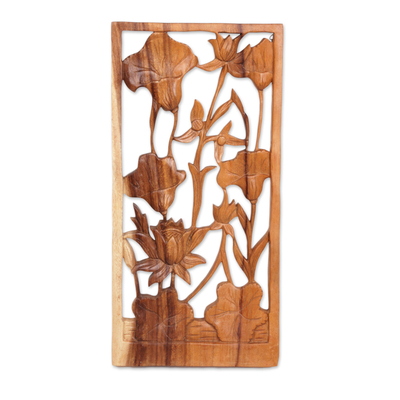 Panel en relieve de madera, 'Lily Window' - Panel de pared de madera de suar tallado a mano con lirios y lotos de Bali