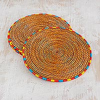 Manteles individuales de agujas de pino, (juego de 4) - 4 manteles individuales de agujas de pino con adornos coloridos de Guatemala