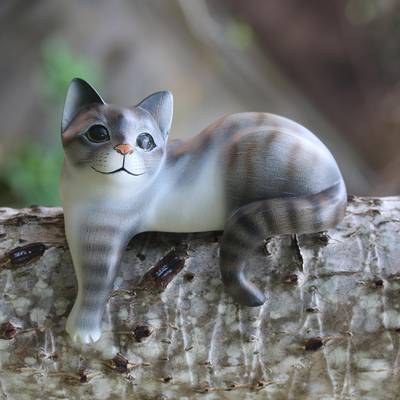 Escultura de madera, 'Gato gris vigilante' - Escultura de madera de suar pintada de un gato gris de Bali