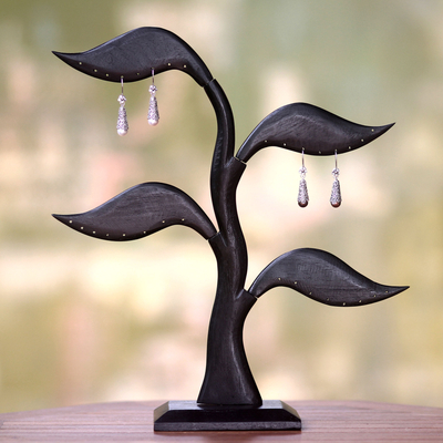 Ohrringbaum aus Holz, „Daun Salam in Schwarz“ – Lorbeer-Ohrringständer-Skulptur, handgeschnitztes Holz