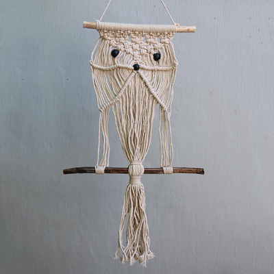 Wandbehang aus Baumwollmakramee - Handgefertigter Eulen-Wandbehang aus Baumwolle und Bambus aus Indonesien