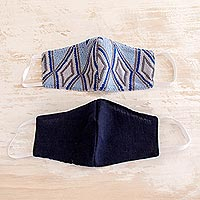 Baumwoll-Gesichtsmasken, „Blue Diamond Brocade“ (Paar) – 2 handgewebte blaue Baumwollmasken in Brokat und einfarbigem Marineblau