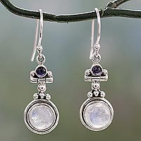 Pendientes colgantes de iolita y piedra de luna arcoíris, 'Misty Moon' - Pendientes de plata de ley de comercio justo con piedra de luna y iolita