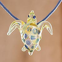 Collar colgante de vidrio de arte, 'Hermosa tortuga marina en amarillo' - Collar colgante de tortuga marina de vidrio en amarillo de Costa Rica
