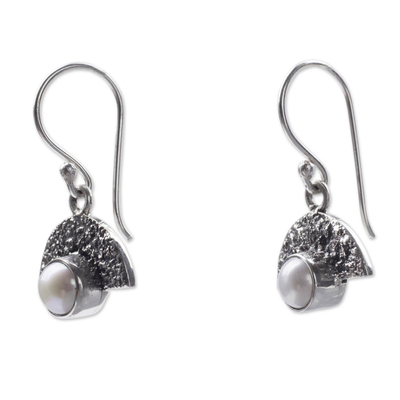 Pendientes colgantes de perlas cultivadas, 'Combinación audaz' - Perla gris en aretes modernos de plata de ley
