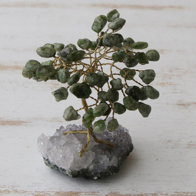 Diopsid-Mini-Edelsteinbaum - Brasilianische Mini-Edelstein-Baumskulptur aus Diopsid und Amethyst